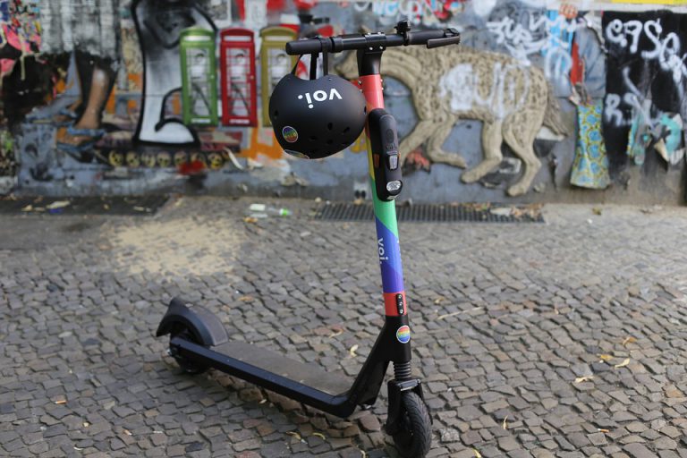 E-scooter mit Helm vor Graffiti